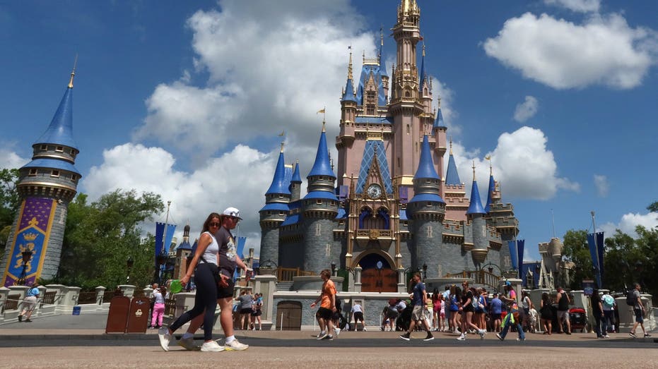 Посещаемость парков Disney достигла рекордного минимума 2025 года: «зомби-город» и пустынные аттракционы Thumbnail
