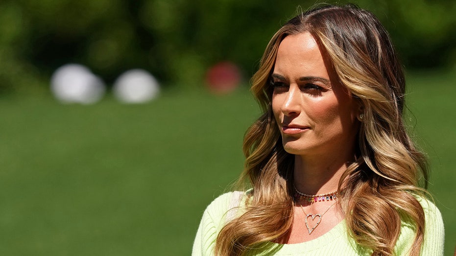 Jena Sims — жена профессионального гольфиста Брюса Кепки рассказала о личной трагедии и поддержке женщин, переживших выкидыш Thumbnail