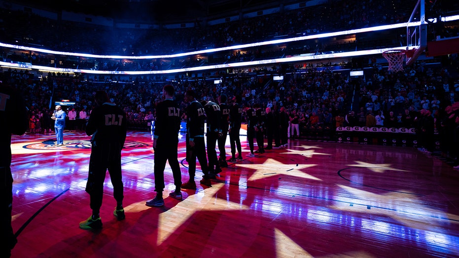 Расследование DOJ выявило шесть случаев внутренней информации, повлиявшей на ставки в НБА, включая участие известных игроков и тренеров Thumbnail