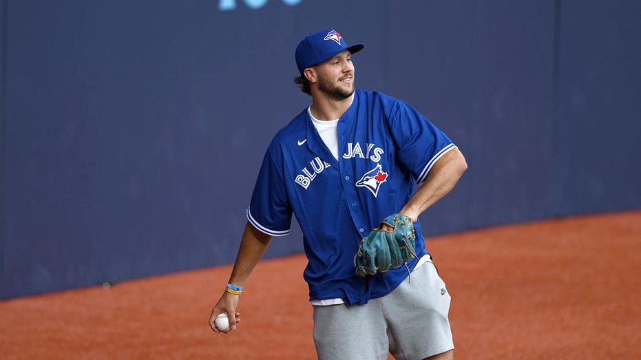 Общественная реакция на поддержку Blue Jays: как фанаты NFL и хоккея реагируют на признание в любви к канадской команде Thumbnail