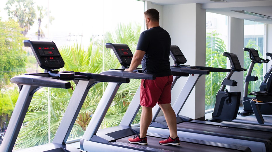 Почему ходьба задом может стать ключом к долголетию и восстановлению после травм Thumbnail