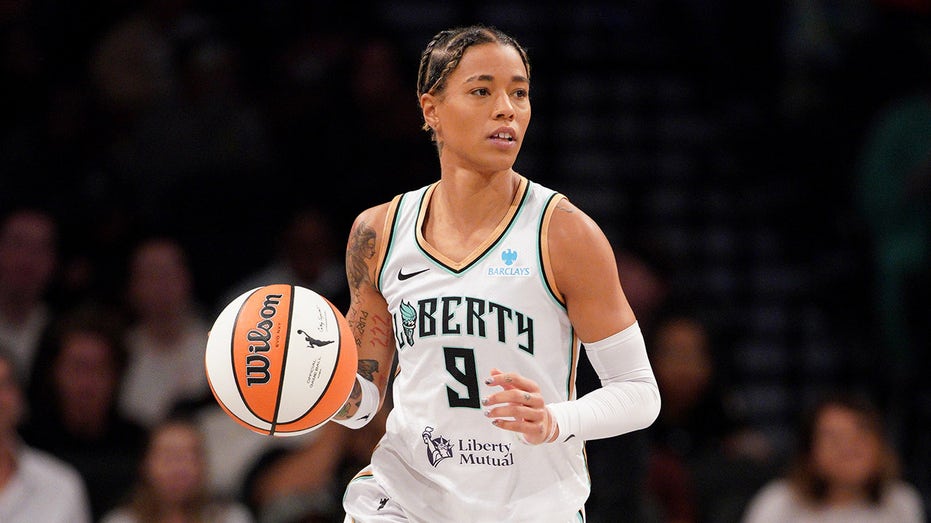 Наташа Клауд предостерегает о снижении активизма в нынешней WNBA и вспоминает важный 2020 год: «Мы спасли демократию» Thumbnail