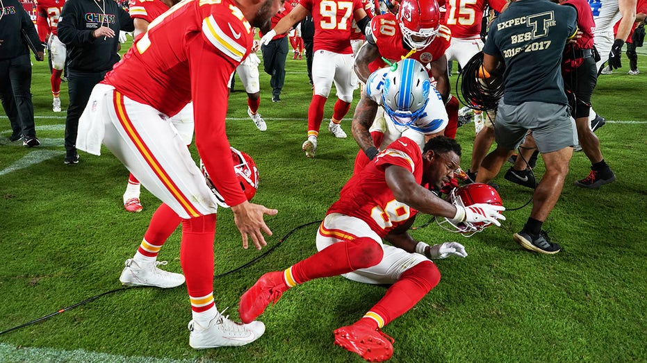 Эмоциональный матч между Chiefs и Lions завершился дракой и яркими моментами на поле Thumbnail