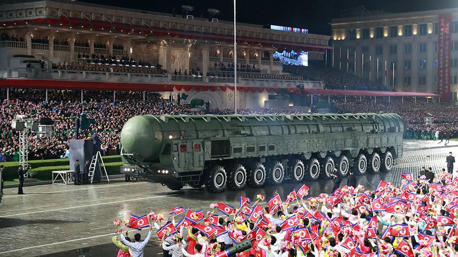 Показ новой межконтинентальной ракеты и дипломатические встречи на фоне военного парада в Пхеньяне Thumbnail