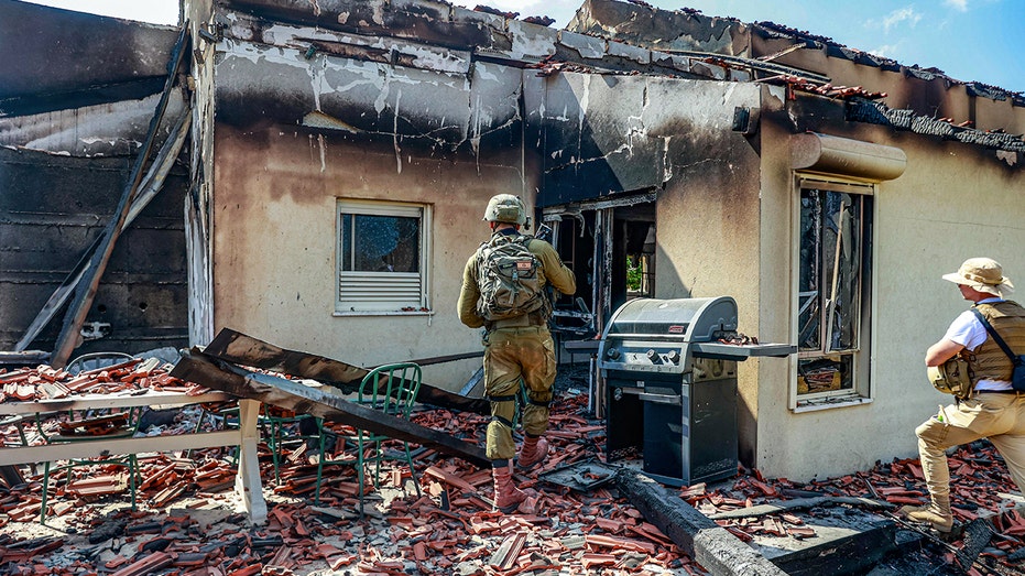 Два года после трагедии: выжившие из плену Газы рассказывают о кошмарах и надежде Thumbnail