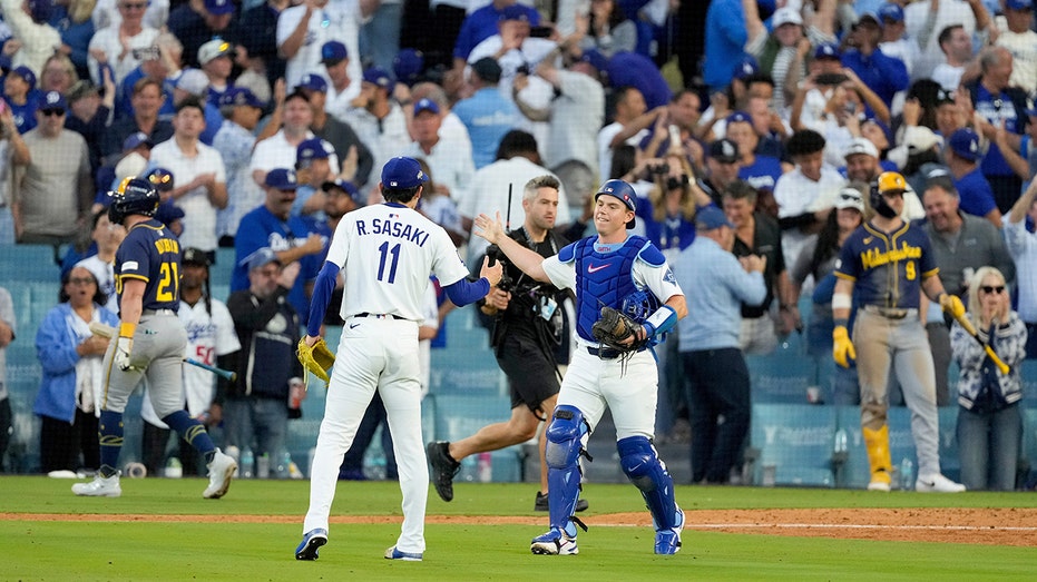 Лос-Анджелесские Dodgers на шаг от финала чемпионата мира после убедительной победы над Brewers в третьем матче серии Thumbnail