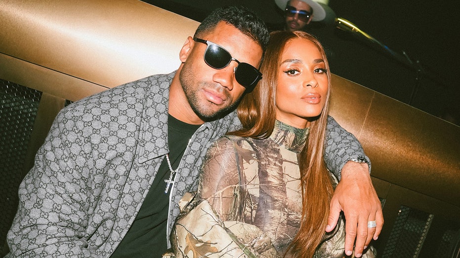 Russell Wilson и его товарищи по команде Giants отпраздновали день рождения супруги Ciara с танцами и сюрпризами Thumbnail