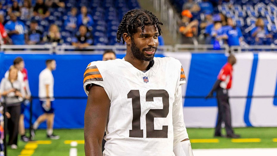 Тренеры NFL критикуют публичные интервью третьесортного квотербека Shedeur Sanders после вирусного видео Thumbnail