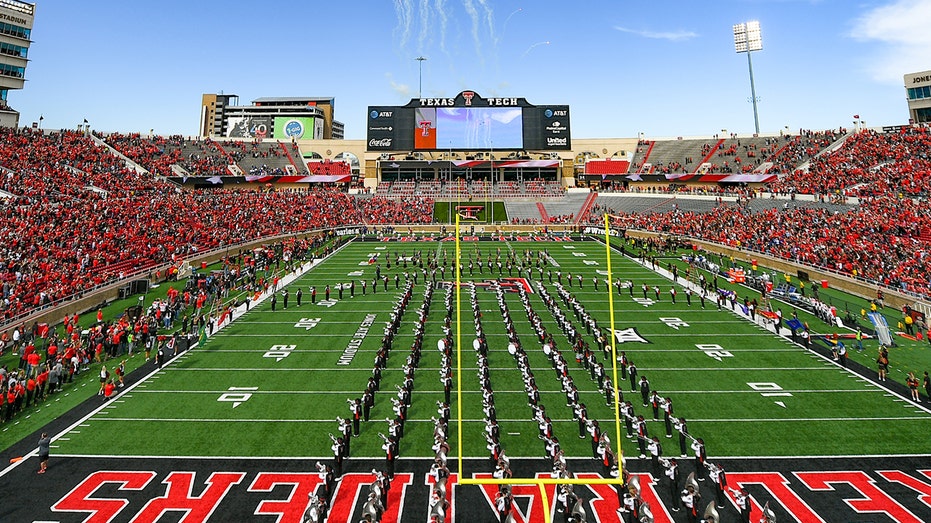 Инцидент с метанием ножа на матче Kansas против Texas Tech вызывает расследование Thumbnail