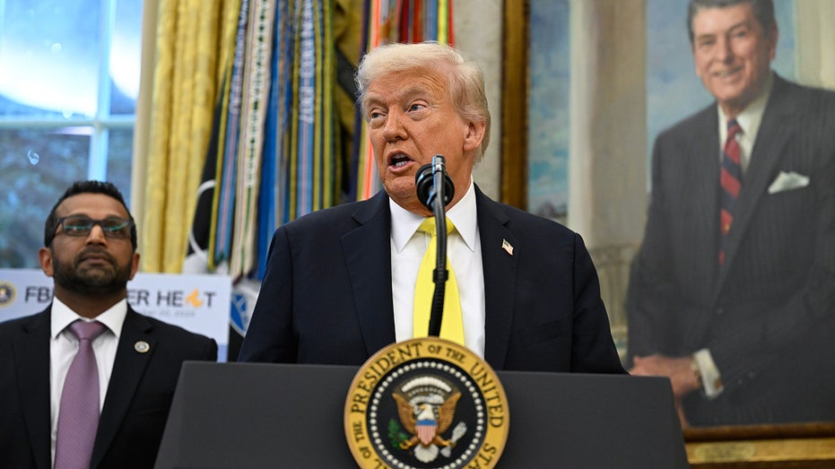 Дональд Трамп угрожает перенести матчи чемпионата мира по футболу из Бостона из-за безопасности и политических разногласий Thumbnail