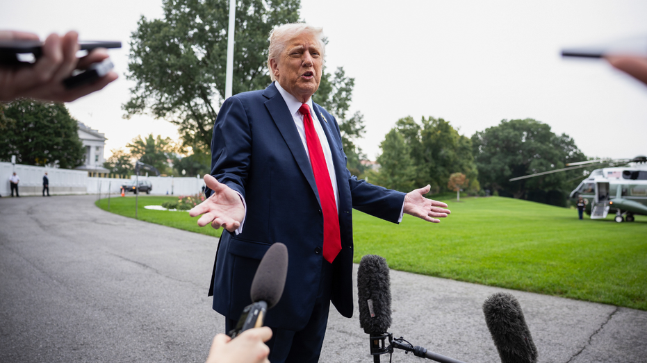 Трамп обвиняет демократов в ответственности за частичный паралич правительства и возможные массовые увольнения Thumbnail