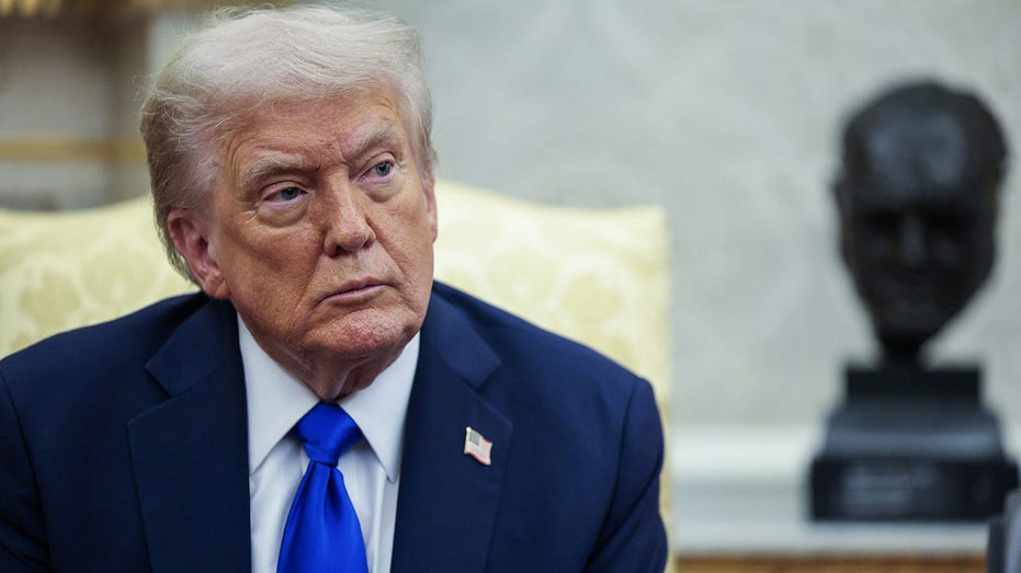 Президент Дональд Трамп пройдет ежегодное медицинское обследование в военном госпитале Уолтер Рид во время визита к войскам в Мэриленде Thumbnail