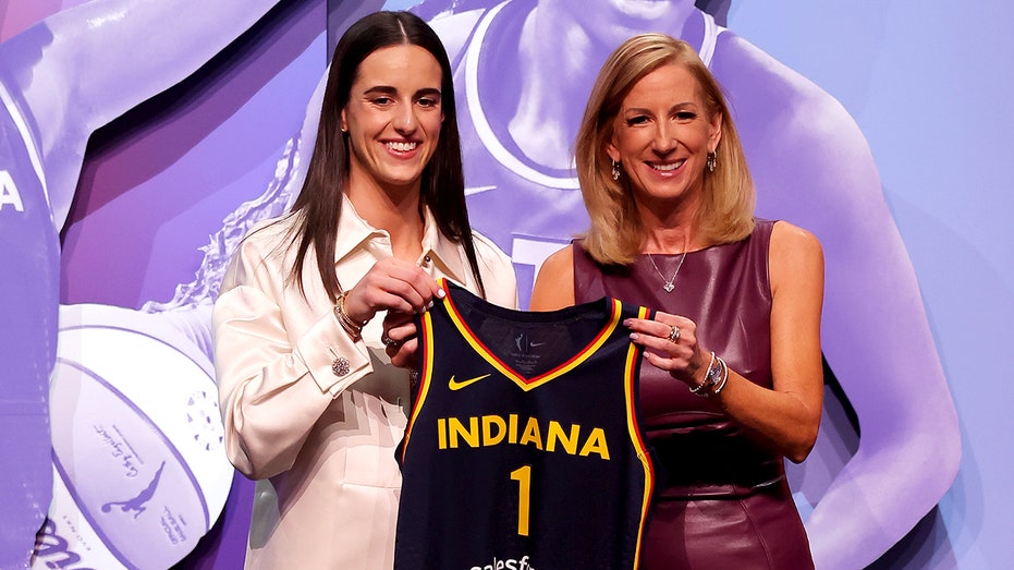 Комиссар WNBA опровергает обвинения в адрес Кейтлин Кларк и обсуждает текущие проблемы лиги Thumbnail