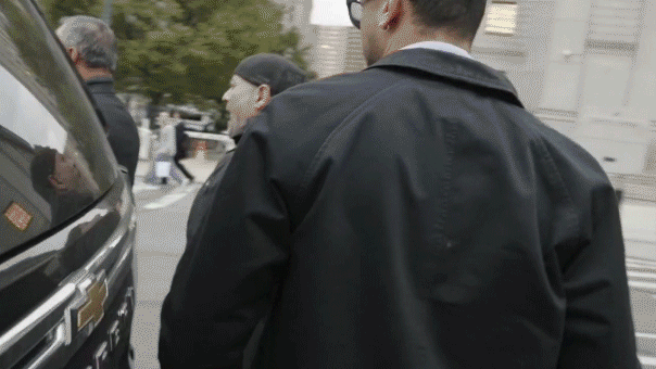 Мамдани был снят на видео, как его прогоняют с площади в Нью-Йорке после обвинений в антисемитизме Thumbnail