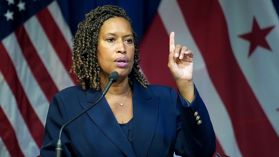 Мэр Вашингтона Мурил Боузер завершает десятилетний срок и не будет баллотироваться на четвертый мандат Thumbnail