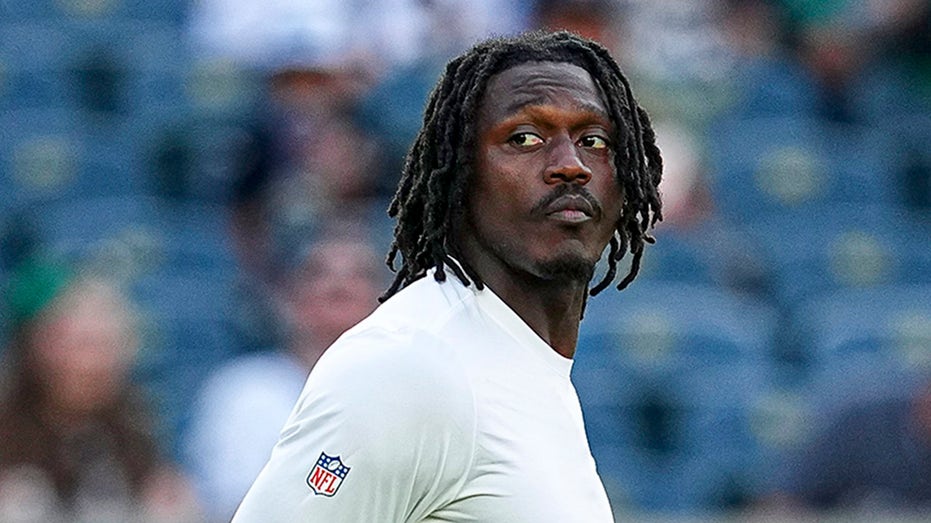 Энергичный ответ тренера Eagles Ник Сирианни на критику А.Дж. Брауна: «Я почти устал отвечать на эти вопросы» Thumbnail