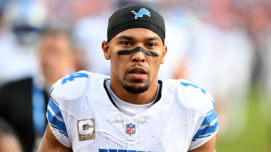 NFL оштрафовал ресивера «Детройт Лайонс» Амон-Ра Ста Брауна за участие в конфликте с игроком «Вашингтон Коммандерс» Thumbnail