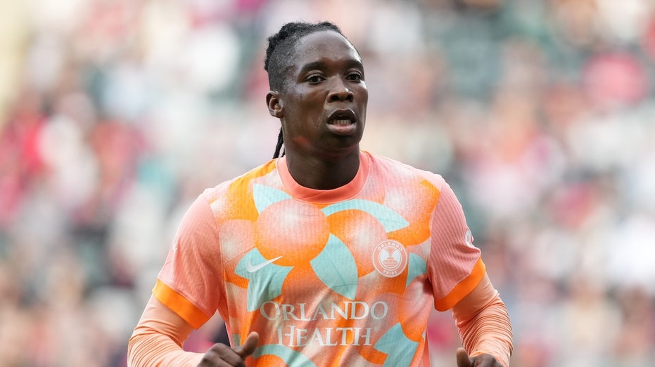 НФСЛ защищает футболистку, прошедшую генетический тест на пол, вызывая споры о правилах гендерной принадлежности в женском футболе Thumbnail