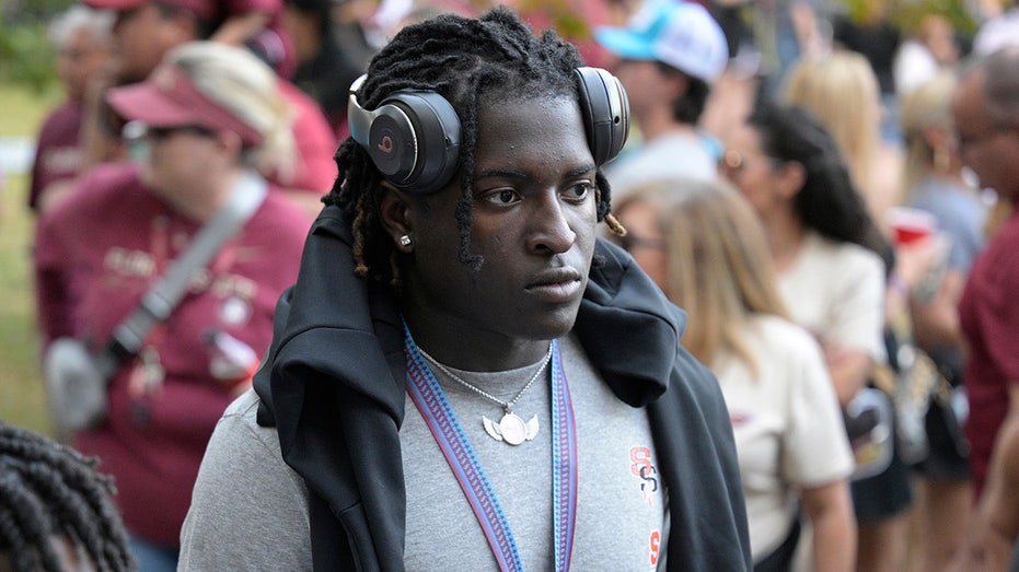 После травмы и реабилитации: возвращение футболиста Florida State Ethan Pritchard к команде и новая надежда на будущее Thumbnail