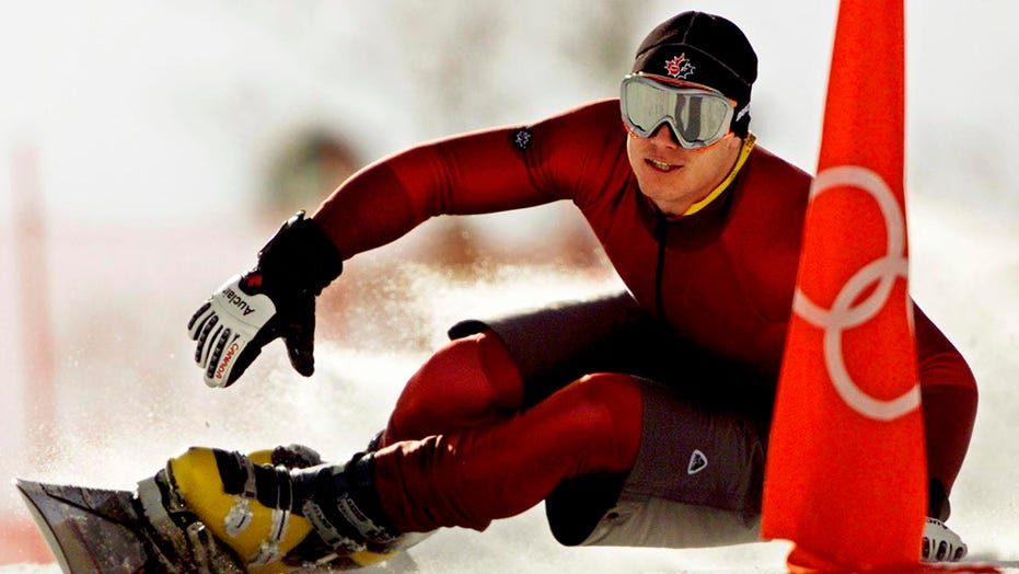 В центре внимания: погоня за олимпийским бегуном-преступником, битва за права трансгендерных спортсменов и главные спортивные новости недели Thumbnail