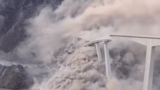 Масштабный китайский мост обрушился всего через несколько месяцев после открытия Thumbnail