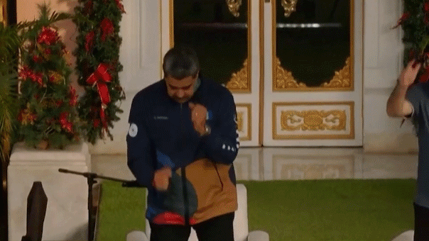 Венесуэльский лидер Николас Мадуро танцует под свою мирную мелодию на фоне усиления военного присутствия США в Карибском регионе Thumbnail