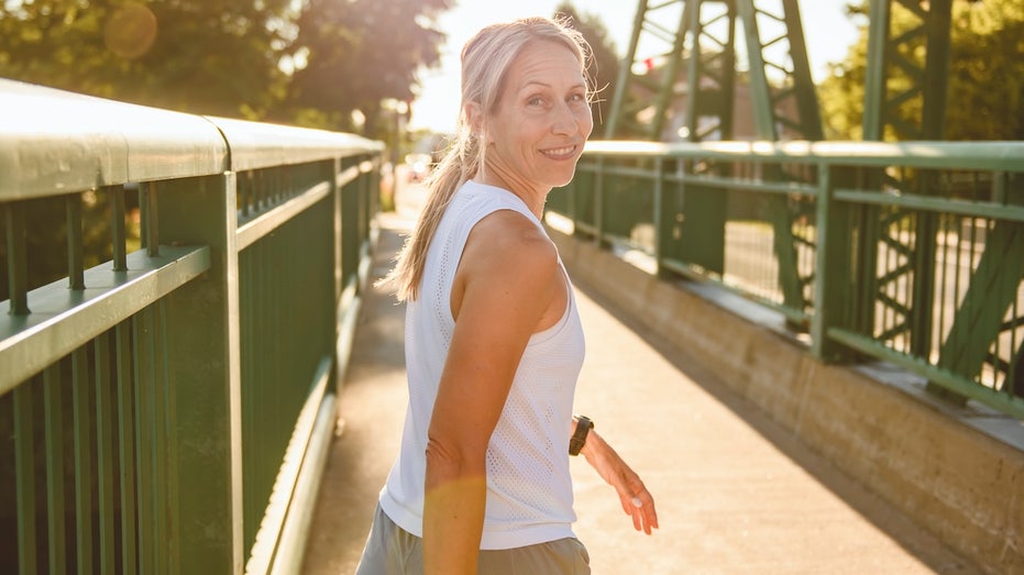 Эксперт по счастью раскрывает 6-шаговую утреннюю рутину и опасности «развода с сном» Thumbnail