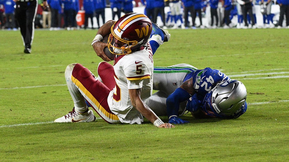 Травма руки Джейдена Данниелса в игре с Seahawks ставит под угрозу его сезон 2025 Thumbnail