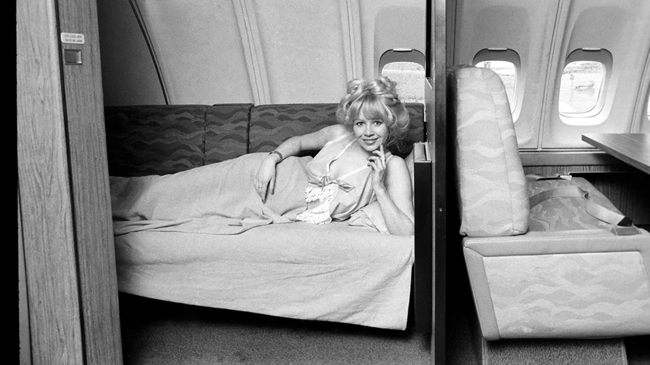 Почему важно отказаться от пижам и спортивной одежды в самолетах: советы от транспортного министра и экспертов по этикету Thumbnail