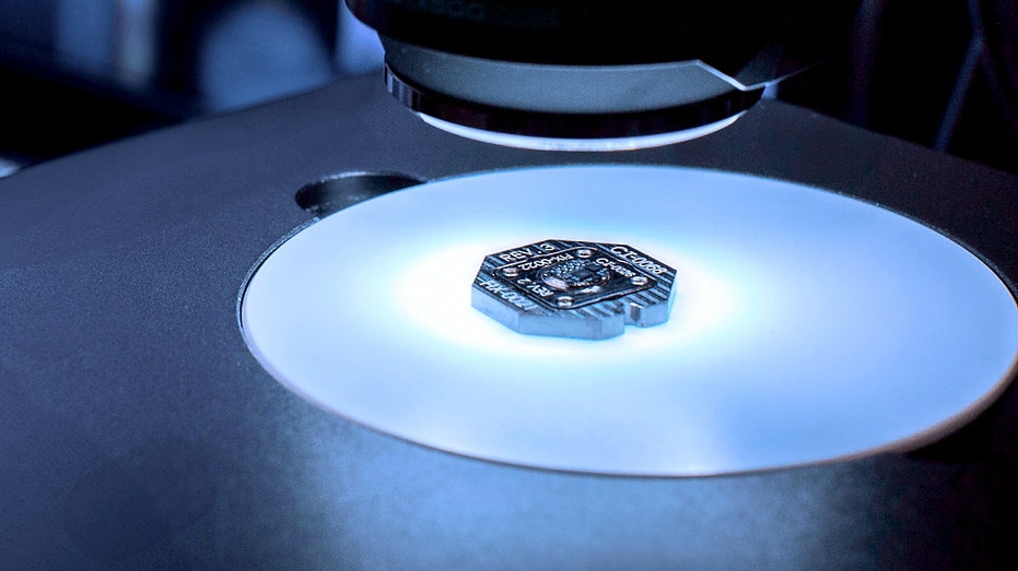 Инновационный полностью внедряемый мозговой чип помогает вернуть речь людям с параличом Thumbnail