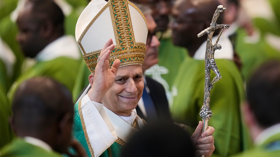 Папа Леон XIV выступает в поддержку критики американских епископов по поводу рейдов иммиграционной службы и призывает к гуманному отношению к мигрантам Thumbnail