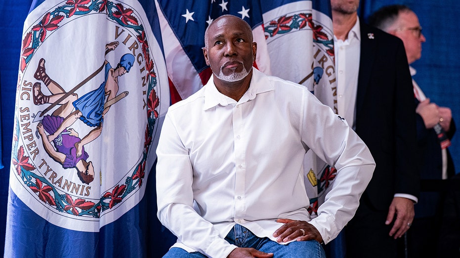 Терренс Sears выражает недовольство из-за политики демократов, мешающей кампании жены Thumbnail