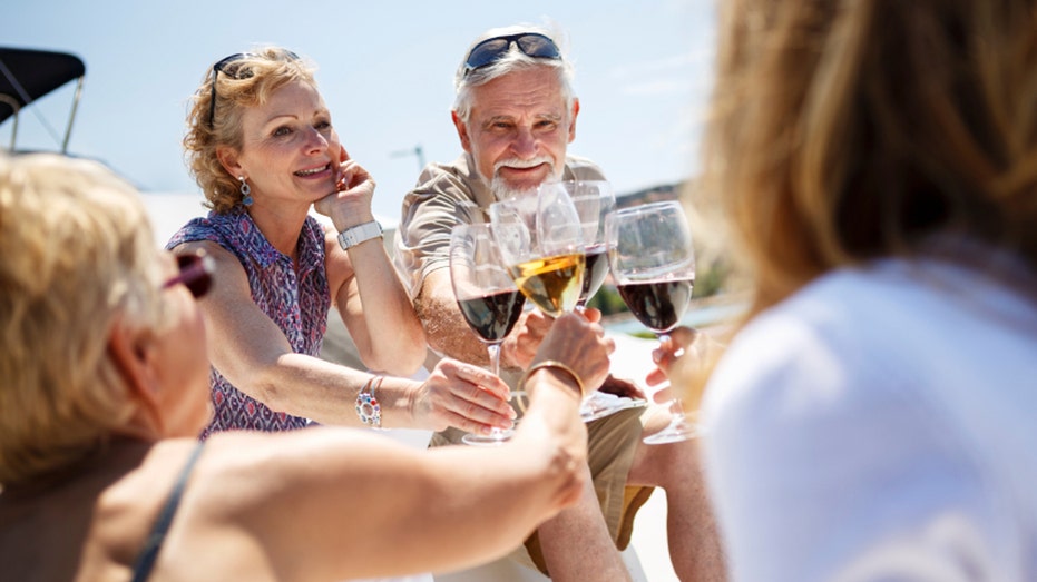 Представитель круизной компании опровергает слухи о повышении лимита на напитки во время морских путешествий Thumbnail