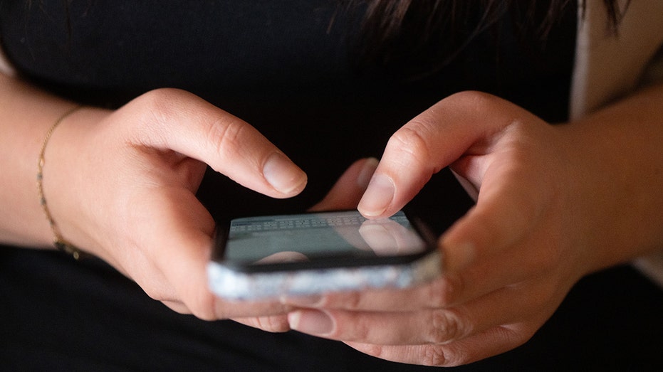 Как защититься от мошенников, использующих праздничные доставки и фальшивые уведомления о tracking Thumbnail