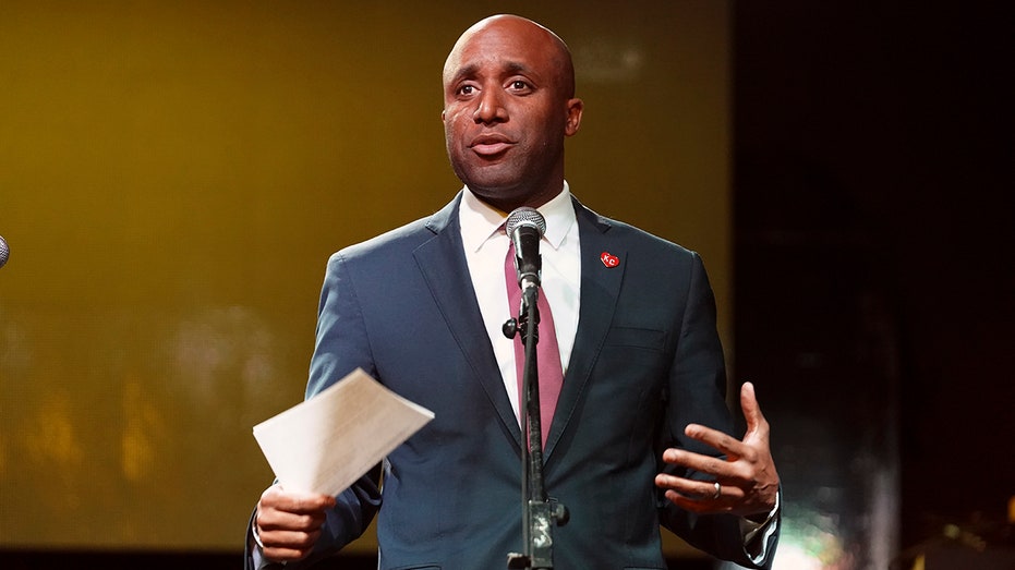 Городские лидеры и фанаты реагируют на планируемый переезд футбольной команды Kansas City Chiefs в Канзас Thumbnail