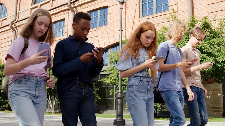 Почему родителям стоит задуматься о возрасте для первого смартфона у ребенка Thumbnail