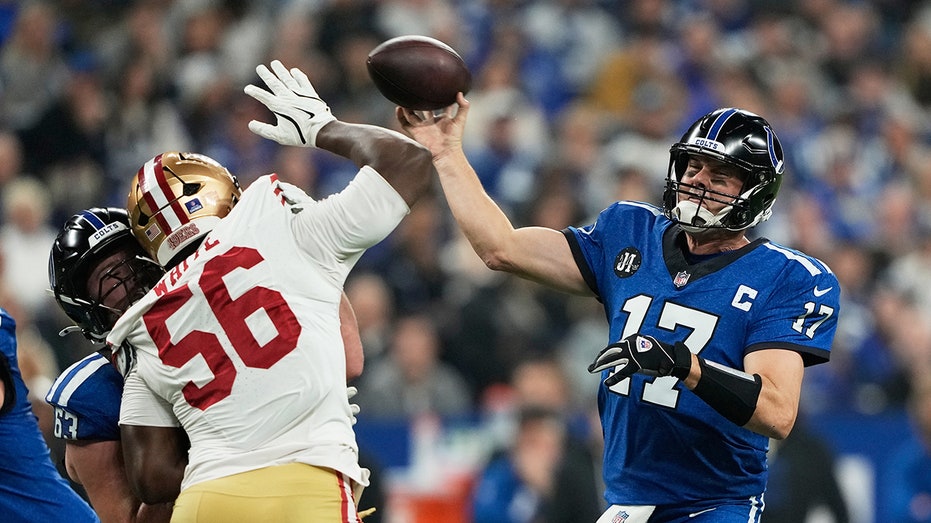 Филип Риверс впечатляет яркой игрой в первом тайме, вдохновляя болельщиков и команду Colts Thumbnail