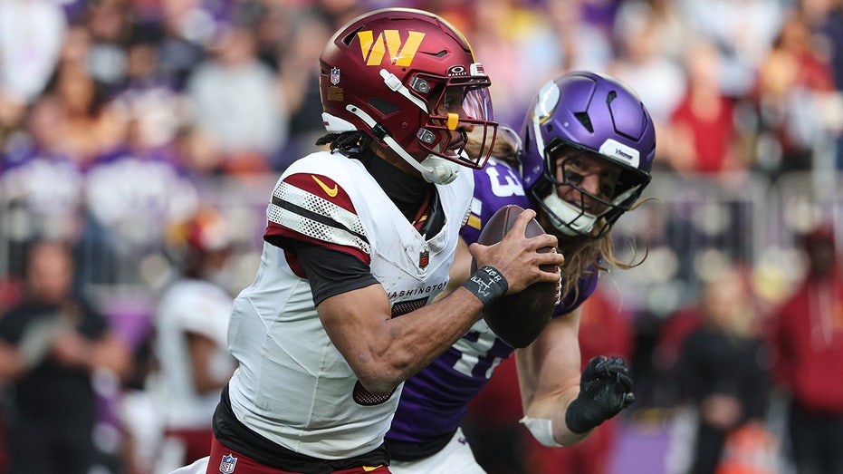 Игрок «Коммандерс» Джейден Дэнниелс получил травму после перехвата и снова повредил плечо Thumbnail