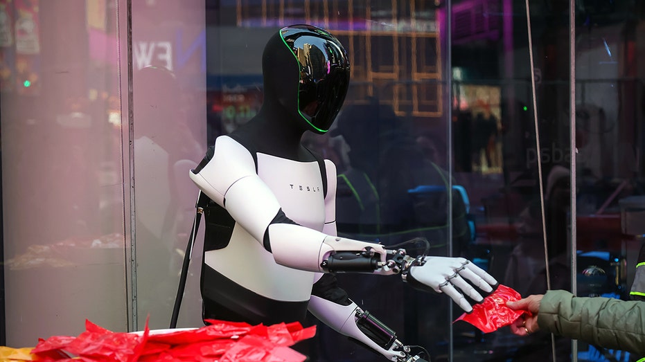 Elon Musk демонстрирует будущее, где роботы заменят человека во многих сферах жизни Thumbnail