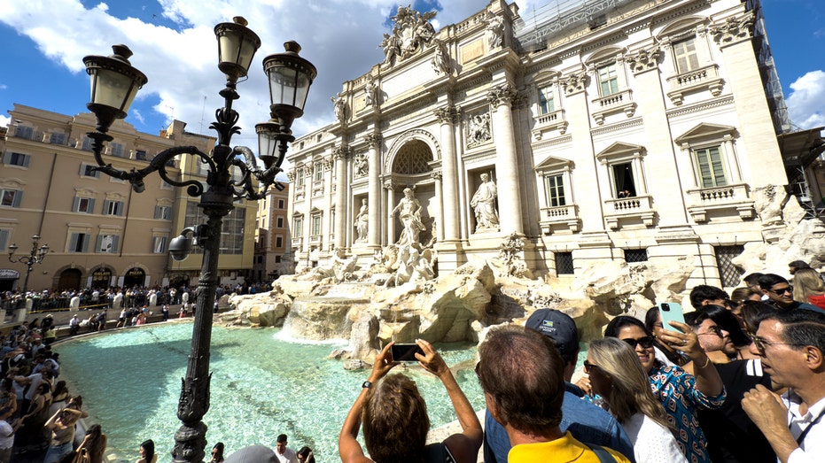 Ввод платы за вход для иностранных туристов на знаменитый фонтан Треви в Риме: борьба с толпами и сохранением исторического наследия Thumbnail