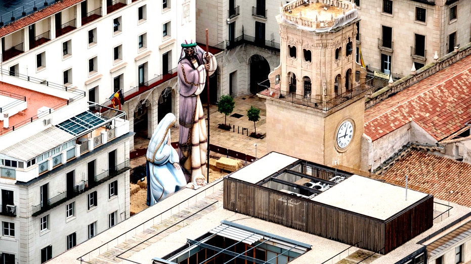 Самая большая в мире рождественская сцена возвышается над городом, устанавливая рекорды и радуя посетителей Thumbnail