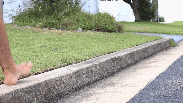 Экстремальный barefoot-путешественник вызывает тревогу у экспертов: стоит ли копировать его рискованные испытания? Thumbnail