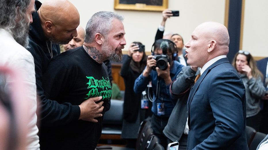 Эмоциональный конфликт на слушаниях по делу Джек Смита: бывший полицейский был вынужден покинуть зал после напряженной стычки Thumbnail