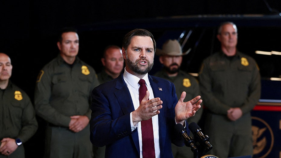 Вице-президент JD Vance рассказал о хаосе в Миннеаполисе, связанного с обострением ситуации с иммиграционными органами Thumbnail