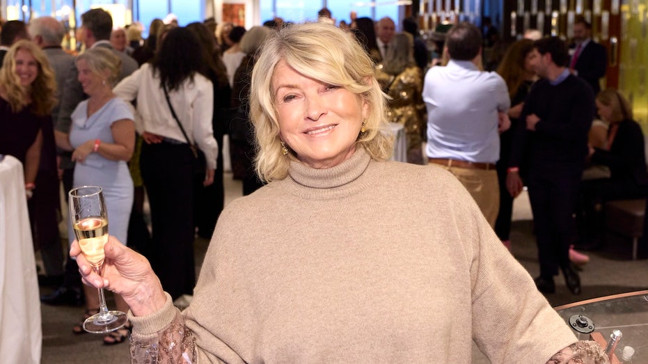 Martha Stewart раскрывает 7 секретов гармоничного старения: «Выглядеть хорошо, чувствовать себя отлично, быть полезной» Thumbnail