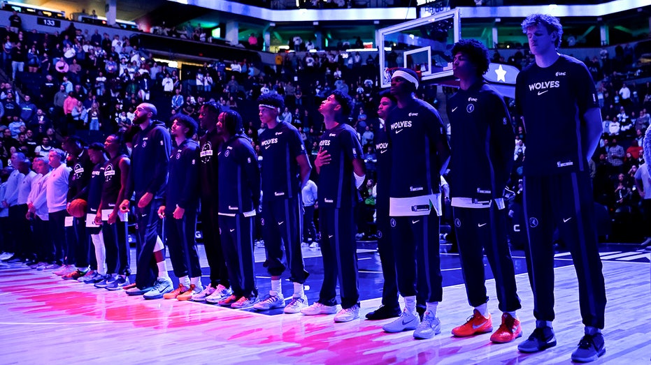 Баскетбольная команда Timberwolves выразила поддержку пострадавшим от недавних трагедий в Миннесоте Thumbnail