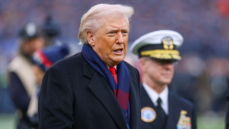 Дональд Трамп поздравил команды Индиана и Майами перед финалом чемпионата по футболу колледжей: «Пусть победит сильнейший!» Thumbnail