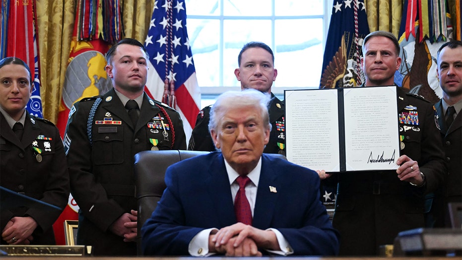 Первая годовая битва Трампа за власть: судебные разбирательства и вызовы Конституции Thumbnail