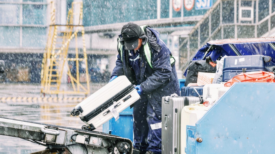 Влияние зимней бури Fern на авиасообщение и подготовку аэропортов в США Thumbnail