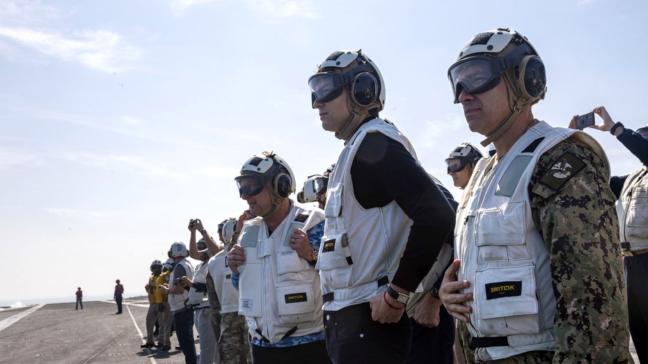 США демонстрируют силу у борта авианосца в Персидском заливе на фоне напряженности с Ираном Thumbnail